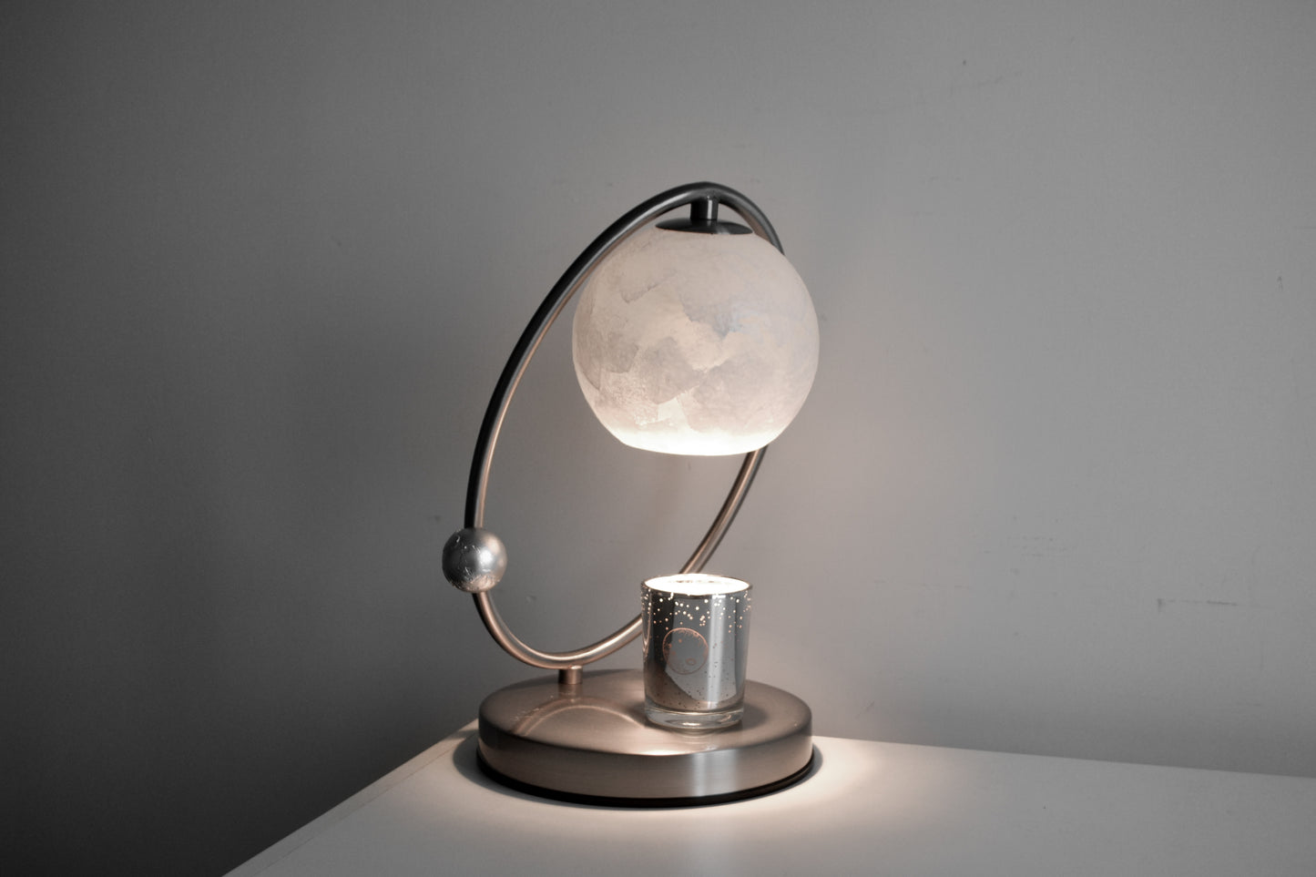 Moon Earth Melting Candle Lamp - Award-winning design EPDA 2024